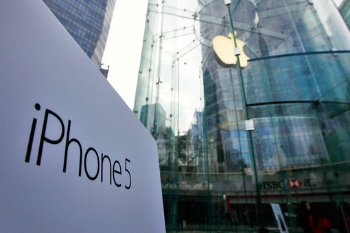 Акции американской корпорации Apple подешевели до минимума за 10 месяцев 2012 года
