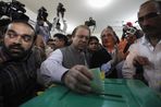 Согласно первым данным с избирательных участков, на парламентских выборах в Пакистане побеждает...