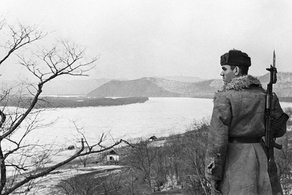 Советский пограничник на берегу реки Уссури в районе острова Даманский, апрель 1969 года
