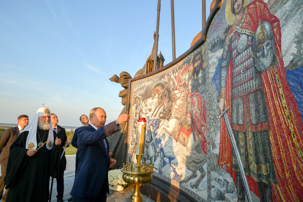 Патриарх Московский и Всея Руси Кирилл и президент РФ Владимир Путин во время церемонии открытия мемориального комплекса «Князь Александр Невский с дружиной» на берегу Чудского озера в деревне Самолва Гдовского района, 11 сентября 2021 года