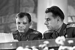 Советские космонавты Юрий Гагарин и Владимир Комаров на пресс-конференции, посвященной первому в мире полету на многоместном советском космическом корабле «Восход», 1964 год