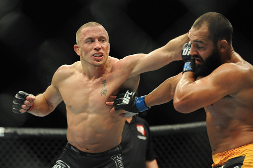 Джордж Сент-Пьер защитил свой титул чемпиона UFC в полусреднем весе, победив Джони Хендрикса раздельным решением судей