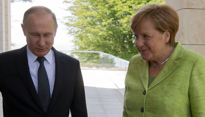 Президент России Владимир Путин и канцлер ФРГ Ангела Меркель во время встречи в Сочи, 2 мая 2017...