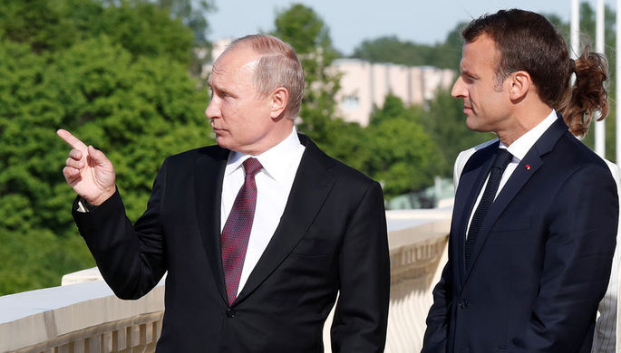 Президент России Владимир Путин и президент Франции Эмманюэль Макрон во время встречи в...
