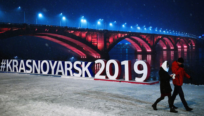 Надпись Krasnoyarsk2019, посвященная зимней Универсиаде-2019, на набережной Енисея в Красноярске