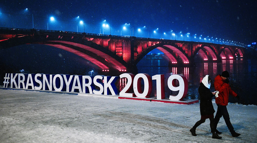 Надпись Krasnoyarsk2019, посвященная зимней Универсиаде-2019, на набережной Енисея в Красноярске