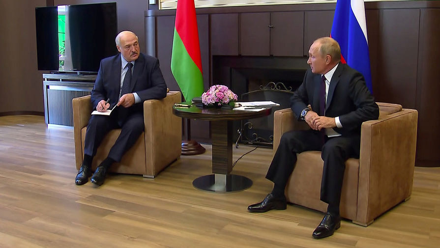 Президент Белоруссии Александр Лукашенко и президент России Владимир Путин во время встречи в Сочи... 
