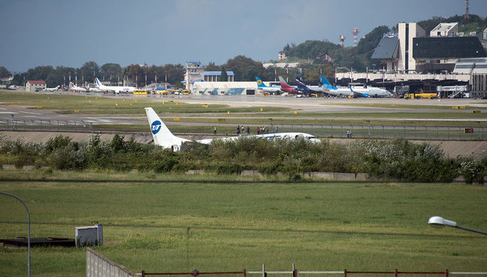 Самолет Boeing 737-800 авиакомпаниии Utair, рейса Москва - Сочи, совершил аварийную посадку в...