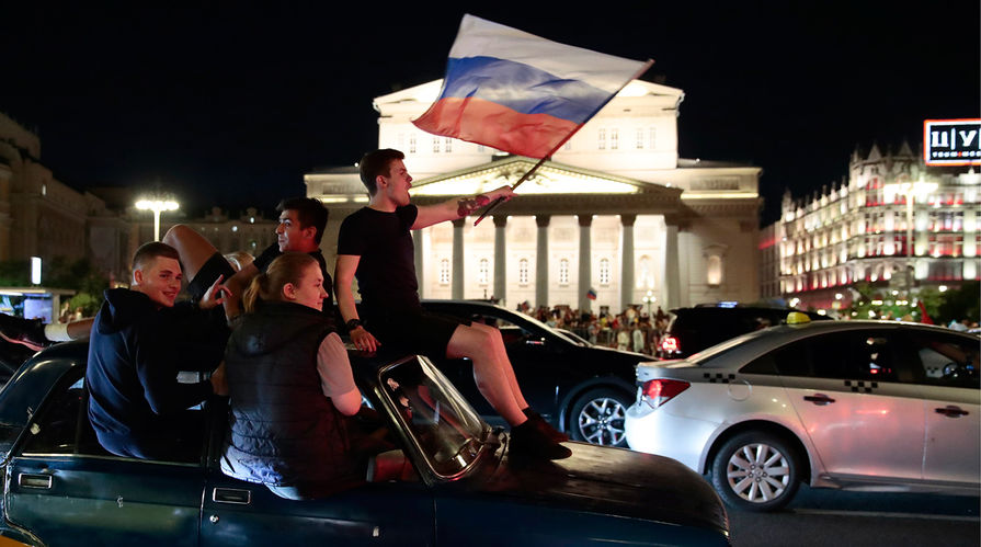 Болельщики сборной России в центре Москвы празднуют победу команды в матче группового этапа чемпионата мира по футболу - 2018 между сборными командами России и Египта