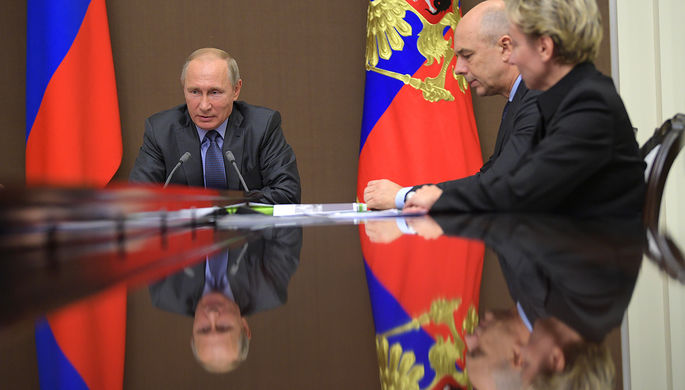 Владимир Путин, министр финансов РФ Антон Силуанов и заместитель председателя Центрального банка РФ...