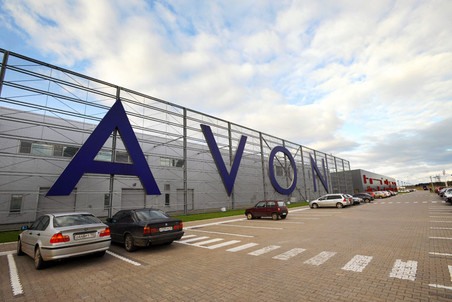 Avon преследуют коррупционные скандалы и падением объемов продаж