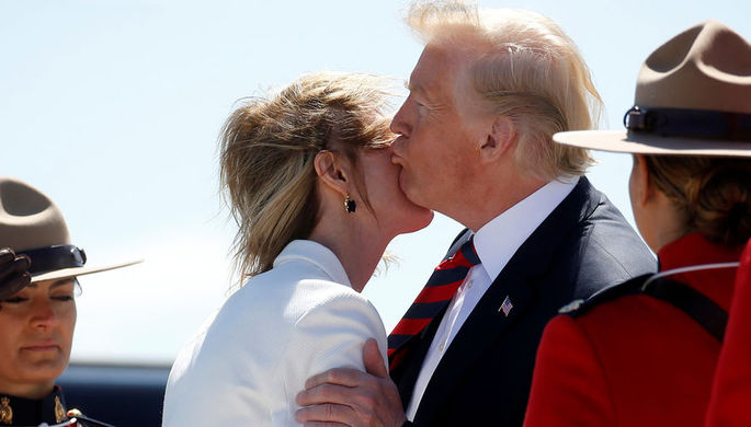 Президент США Дональд Трамп и американский посол в Канаде Келли Найт Крафт во время встречи политика...