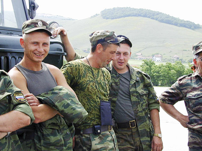 Бойцы на аэродроме "Слатина"