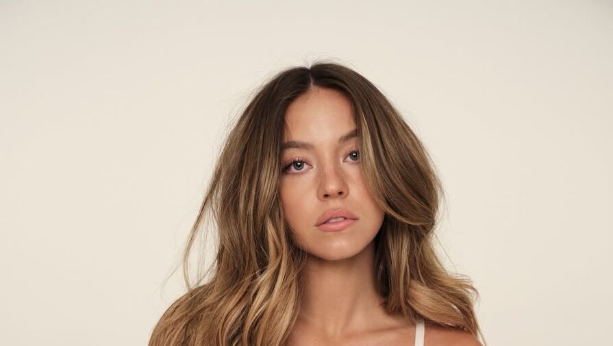 Актриса Сидни Суини в двойном нижнем белье снялась для рекламы