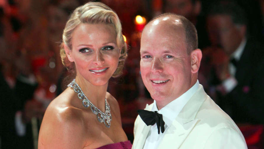 Князь Альбер II и княгиня Шарлен с детьми зажгли елку в Монако