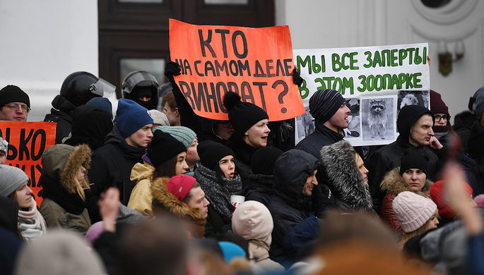 Жители Кемерово во время акции в память о погибших при пожаре в ТЦ «Зимняя вишня», 27...