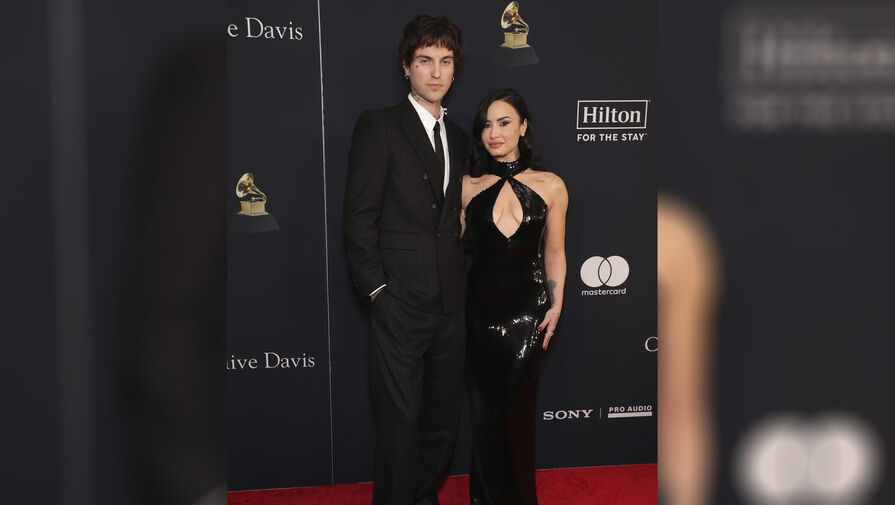 Певица Деми Ловато в платье с глубоким декольте снялась с мужем Джорданом Лютесом