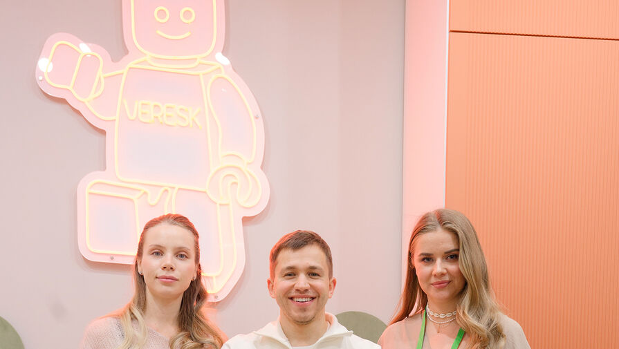 Актер Сергей Романович впервые за долгое время вышел на публику с семьей