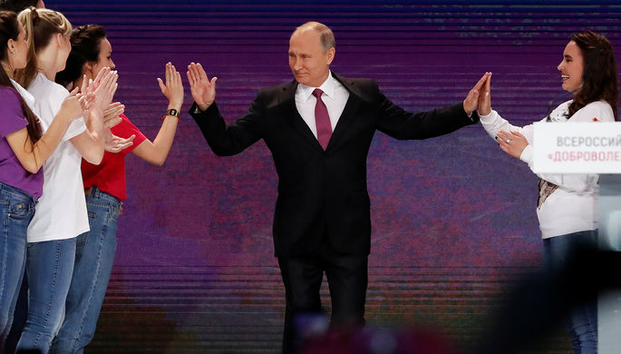 Владимир Путин на церемонии вручения премии «Доброволец России - 2017» во дворце...