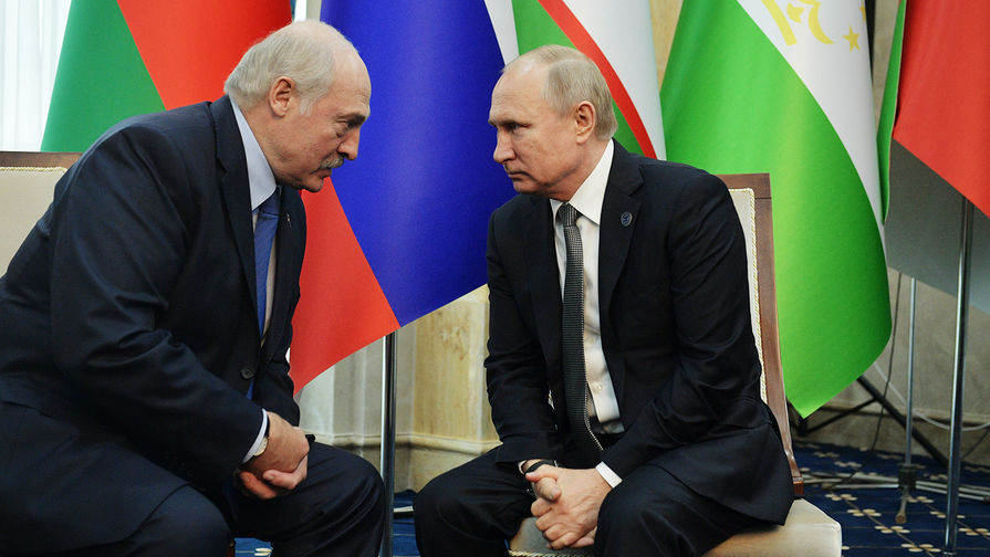  Президент Белоруссии Александр Лукашенко и президент России Владимир Путин во время встречи на полях... 