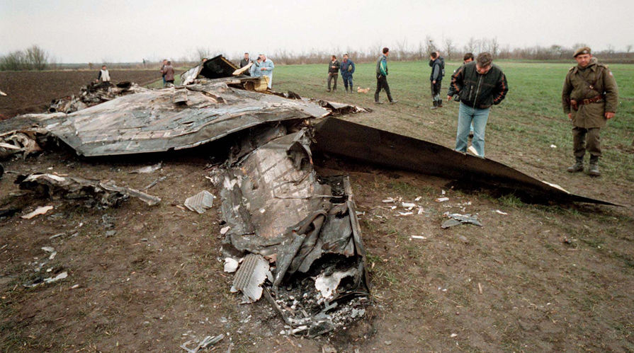 Местные жители около обломков американского бомбардировщика F-117 под Буджановцами в Сербии, 28 марта 1999 года