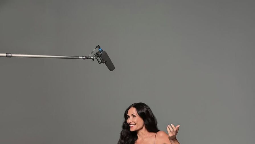 Актриса Деми Мур в платье-комбинации снялась для рекламы