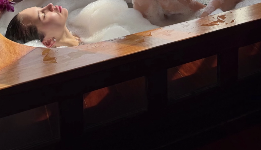 Невеста певца Лепса Аврора выложила фото без одежды в ванной