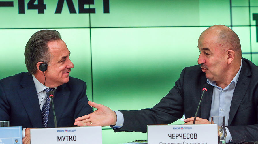 Министр спорта РФ, президент Российского футбольного союза (РФС) Виталий Мутко и главный тренер сборной России Станислав Черчесов (слева направо) во время пресс-конференции, посвященной презентации программы подготовки юных футболистов в России, 2016 год