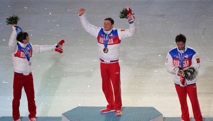 Александр Легков (в середине) на церемонии награждения с золотой медалью ОИ в Сочи