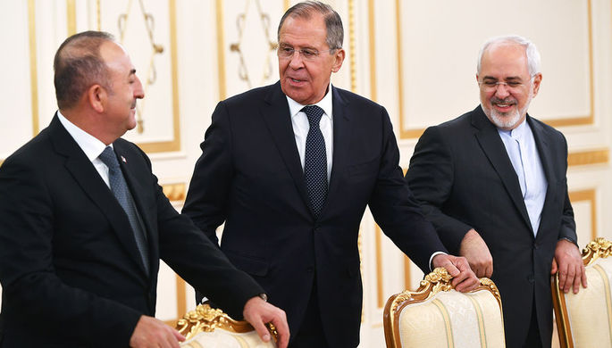 Министр иностранных дел Турции Мевлют Чавушоглу, министр иностранных дел РФ Сергей Лавров и министр...
