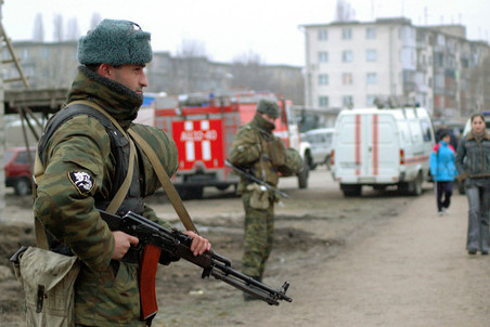 Силовики обнаружили двоих боевиков в центре Нальчика, одного сочли «эмиром» Силовики обнаружили двоих боевиков в центре Нальчика, одного сочли «эмиром»