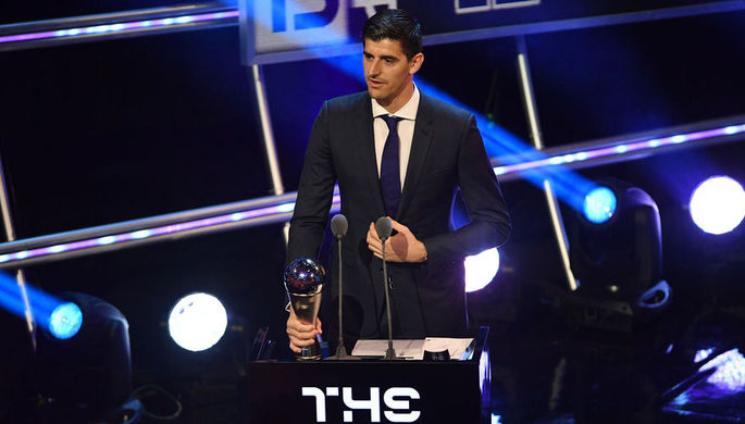 Вратарь сборной Бельгии Тибо Куртуа с наградой The Best FIFA Football Awards 2018 в номинации...