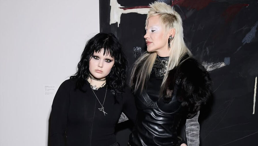 Младшая дочь певицы Глюкозы Вера вышла в свет с черными волосами