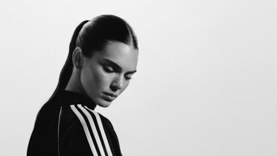 Модель Кендалл Дженнер в велосипедках и бомбере из 90-х снялась для рекламы