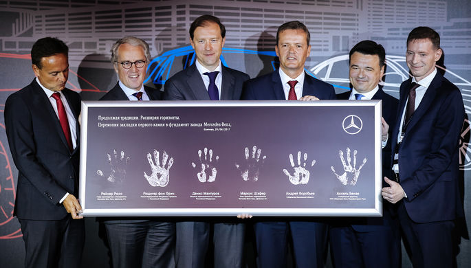 Слева направо: глава производства и планирования Mercedes-Benz Cars «Даймлер АГ» Райнер Рюсс...