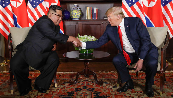 Высший руководитель КНДР Ким Чен Ын и президент США Дональд Трамп во время встречи на острове...