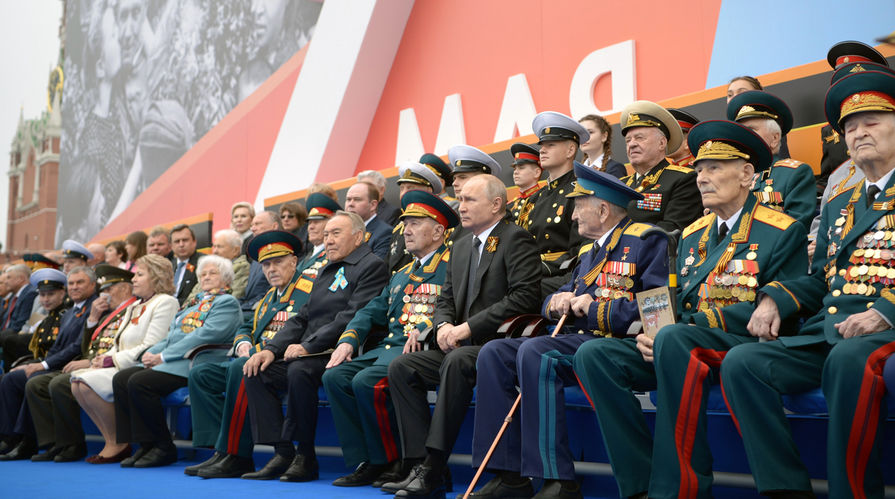 Президент России Владимир Путин перед началом военного парада Победы 9 мая 2019 года