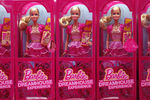 Куклы Барби на витрине магазина в Barbie Dreamhouse. Берлин, май 2013 года