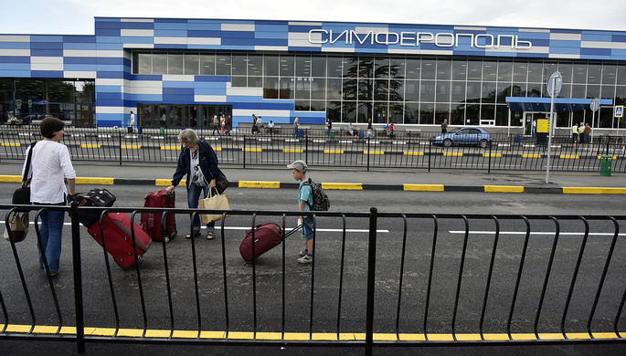 Пассажиры у здания терминала международного аэропорта «Симферополь» в Крыму, 2016 год