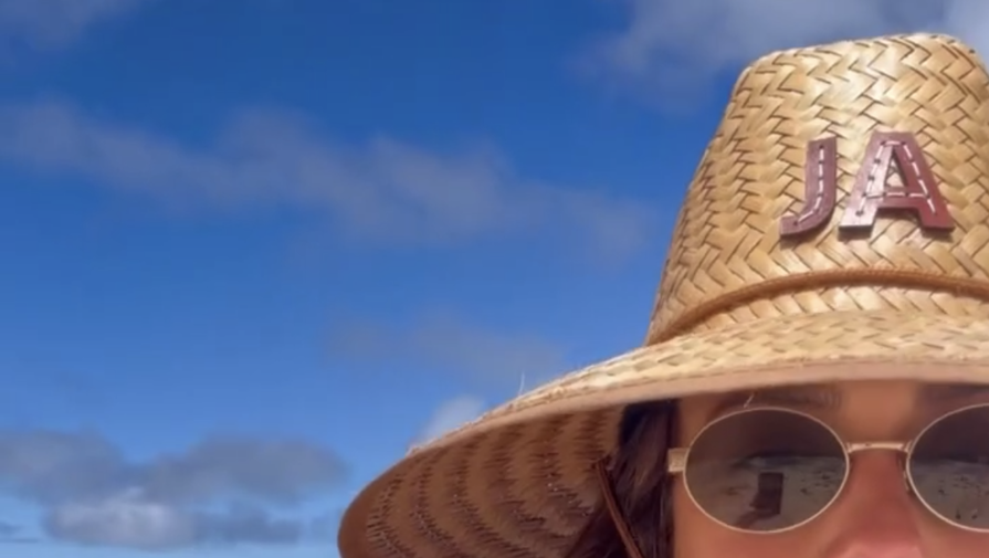 Актриса Джессика Альба выложила фото в бикини на пляже