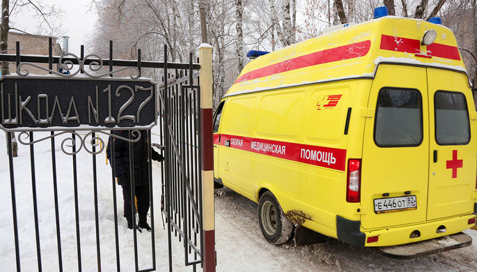 Машина скорой помощи у школы №127 в Мотовилихинском районе Перми после нападения подростков с ножами...