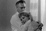 <b>Алла Ларионова и Николай Рыбников</b>
<br>Звезда советского кино 1950–1960-х годов Николай Рыбников («Высота», «Весна на Заречной улице», «Девчата») влюбился в свою будущую жену еще во время учебы во ВГИКе. Но Алла Ларионова тоже довольно рано стала звездой — после выхода картин «Садко» (1952) и «Анна на шее» (1954) — и не сразу ответила ему взаимностью. Однако когда Ларионова, будучи беременной, ушла от отца своего будущего ребенка, актера Ивана Переверзева, Рыбников тут же сделал ей предложение. Для этого он даже специально приехал в Минск, где на тот момент Ларионова находилась на съемках фильма «Полесская легенда» (1957). Вскоре у Аллы родилась дочь Алена, потом появилась на свет и их общая с Рыбниковым дочь Ариша. Николай Рыбников души не чаял в обеих девочках.
<br>Супруги вместе снялись в 14 картинах. Одна из самых известных — «Седьмое небо» (1971) о случайной встрече и последующих непростых отношениях бригадира Ивана Мазаева и москвички Ксаны. Поначалу главная героиня едет из столицы на далекую стройку за любимым, но постепенно шахтерская жизнь надоедает ей — и у пары начинаются сложности.
<br>Смерть мужа в 1990 году для Аллы Ларионовой стала тяжелым испытанием. Она даже разменяла квартиру, где все напоминало ей о супруге. Ларионова пережила Рыбникова на 10 лет.
<br>На фото: Седьмое небо Алла Ларионова и Николай Рыбников в фильме «Седьмое небо» (1971)