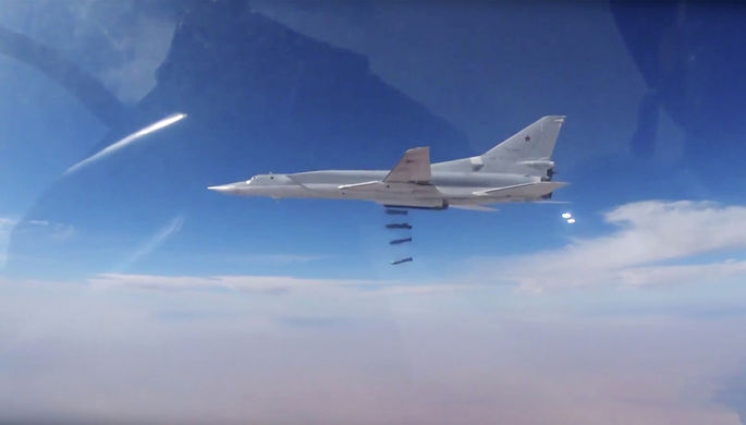 Российские дальние бомбардировщики Ту-22М3 во время нанесения группового авиаудара в районе...