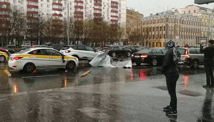 Последствия урагана в Москве на Смоленском бульваре, 21 апреля 2018 года