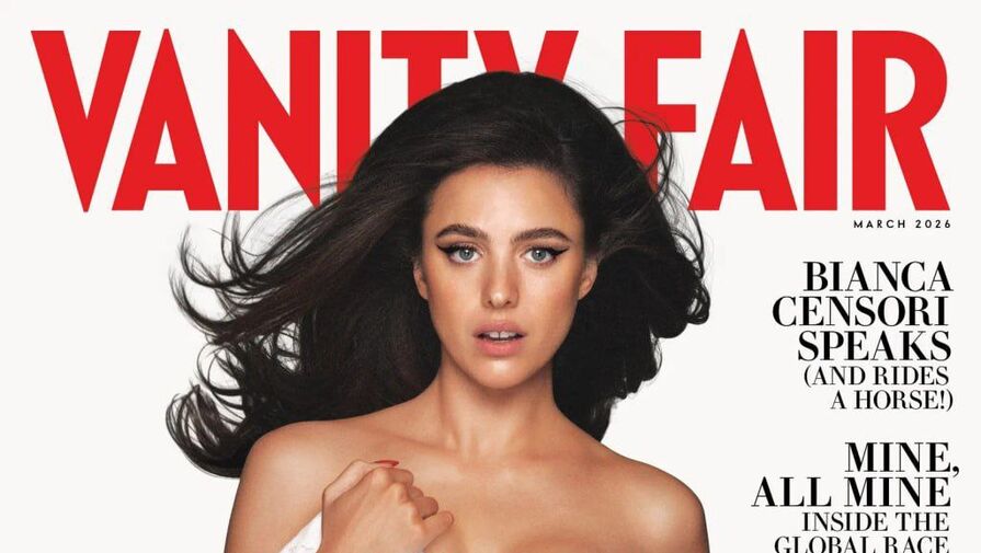 Актриса Маргарет Куолли прикрыла грудь футболкой на обложке глянца