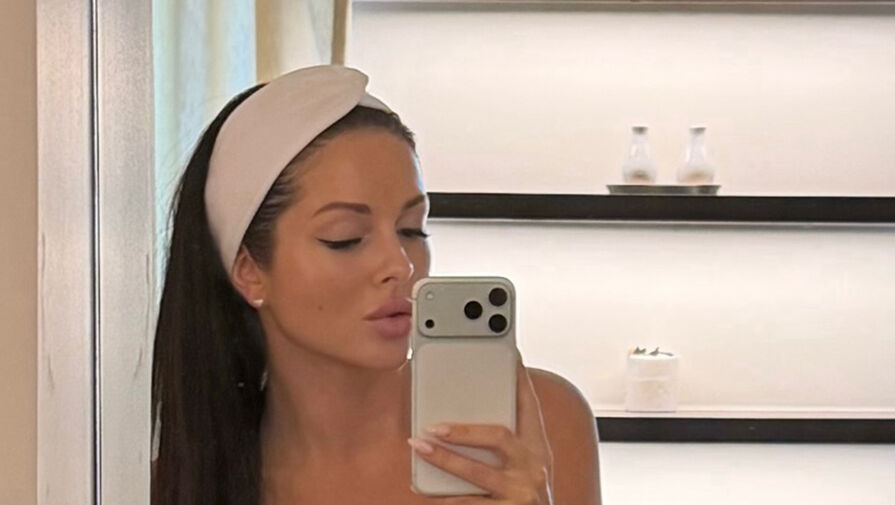 Певица Нюша снялась в одном полотенце после косметолога