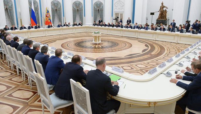 Президент России Владимир Путин во время встречи с представителями российских деловых кругов и...