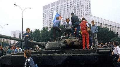 19 августа в Москве объявлено чрезвычайное положение, в город введены войска и техника. Москвичи...