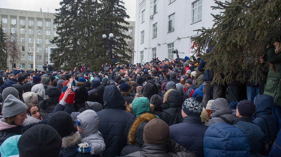 Жители Кемерово во время акции в память о погибших при пожаре в ТЦ "Зимняя вишня", 27 марта 2018 года