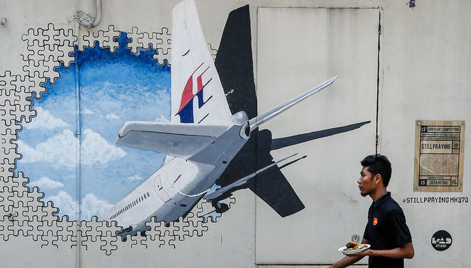 Граффити в память о пропавшем Boeing MH370 авиакомпании Malaysia Airlines в городе Шах-Алам около...